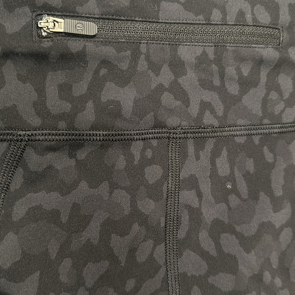 Lululemon 7/8 legging cheetah - Picture 4 of 5